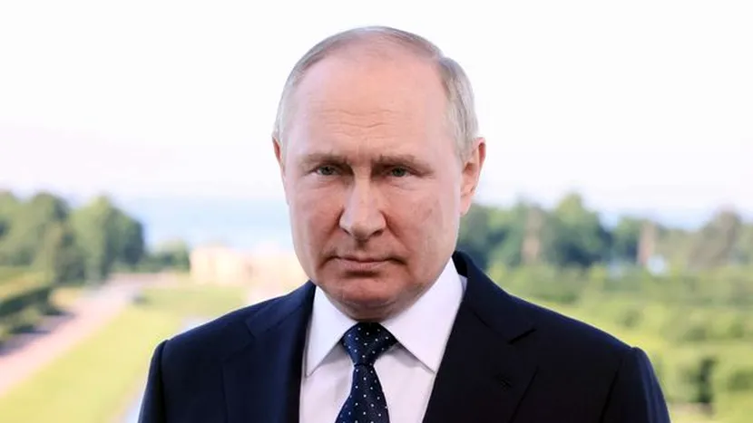 Mâna lui Vladimir Putin devine purpurie în timp ce este văzut tremurând 