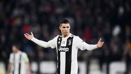 
Cristiano Ronaldo le-a acordat italienilor primul interviu de când a semnat cu Juve: "Aici simt că fac parte dintr-o familie, nu ca la Real Madrid". Mesaj pentru Messi, singurul "galactic" aflat pe radarul lui Juventus, Allegri și cum se menține în formă
