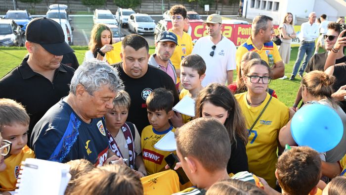 Mesaj puternic din partea suporterilor pentru Mircea Lucescu înainte de România - Canada: tribunele au ales, el e cel mai în formă jucător din Superliga!