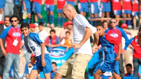 VIDEO Zidane, din nou idol!** Supergol,într-un meci caritabil