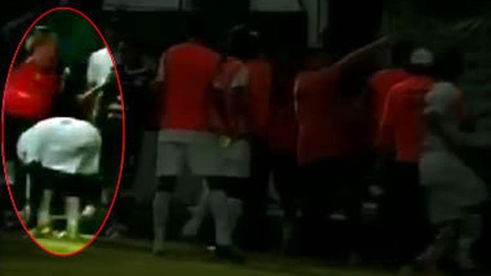 Violențe de o cruzime rară în Brazilia!** VIDEO Un jucător a făcut K.O. un adversar cu o BARĂ‚ DE METAL