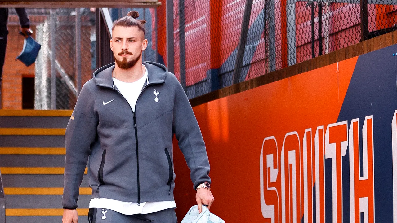 Transferul la Real Madrid care îl poate favoriza pe Radu Drăgușin. „Galacticii” vor să îl cumpere pe fundașul lateral de la Tottenham, iar Ange Postecoglou ar putea schimba sistemul de joc