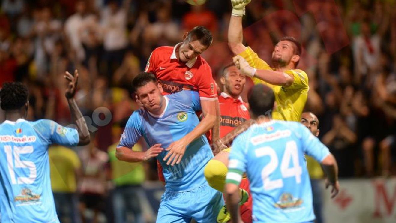 Cu capul în găleată. Concordia - Dinamo 0-0, după un meci extrem de slab. Arbitrul Kovacs, insultat de galeria dinamovistă. Prima victorie pentru "stegari" în acest sezon. FC Brașov - ASA Tg. Mureș 2-1