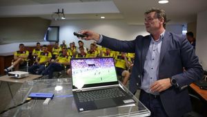 Bătăi de cap pentru Kyros Vassaras! Cel puțin 10 arbitri de Liga 1 au coronavirus după întrunirea de la Cheile Grădiștei + Erori organizatorice din partea CCA | EXCLUSIV
