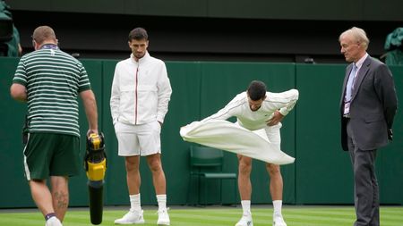 Novak Djokovic, omul bun la toate la Wimbledon! Ce gest a putut face sârbul în timpul meciului din primul tur | VIDEO