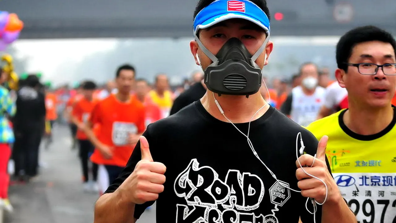 IMAGINEA ZILEI | Maratonul din Beijing, desfășurat sub cod portocaliu. Participanții, nevoiți să poarte măști