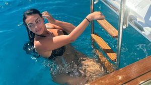 Georgina Rodriguez a comis-o din nou. S-a afișat în costum de baie și și-a etalat formele de invidiat pe iahtul luxos al fotbalistului portughez! Nu a ținut cont de comentariile răutăcioase la adresa ei | GALERIE FOTO