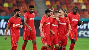 Primul fotbalist pe care Gigi Becali vrea să îl dea afară de la FCSB după înfrângerea cu Farul este chiar unul dintre favoriții săi! Gafa jucătorului a distrus partida pentru echipa roș-albastră și patronul vrea să taie în carne vie!