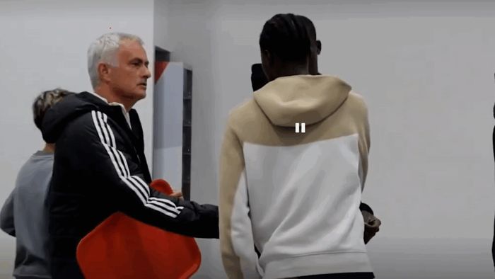 Imagini incredibile cu Jose Mourinho, care stă la coadă la cantina clubului