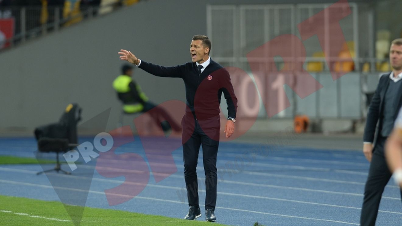 Gâlcă acuză arbitrajul și îi atrage atenția unui jucător: "Suntem Steaua, e greu să aștepți pe cineva". Antrenorul crede că rezultatul cu Dinamo Kiev e prea dur