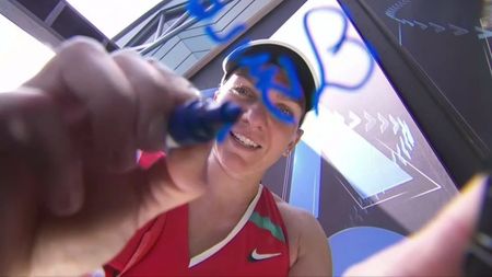 Simona Halep, savuroasă după debutul victorios de la Australian Open! Ce a scris pe camera de filmat: „Zâmbiți, vă rog!" VIDEO