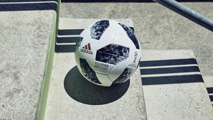 Revoluție în fotbal. Mingea propusă de adidas pentru CM din Rusia are în ea un cip! A fost testată deja de naționala Argentinei, Real Madrid și Manchester United | FOTO 