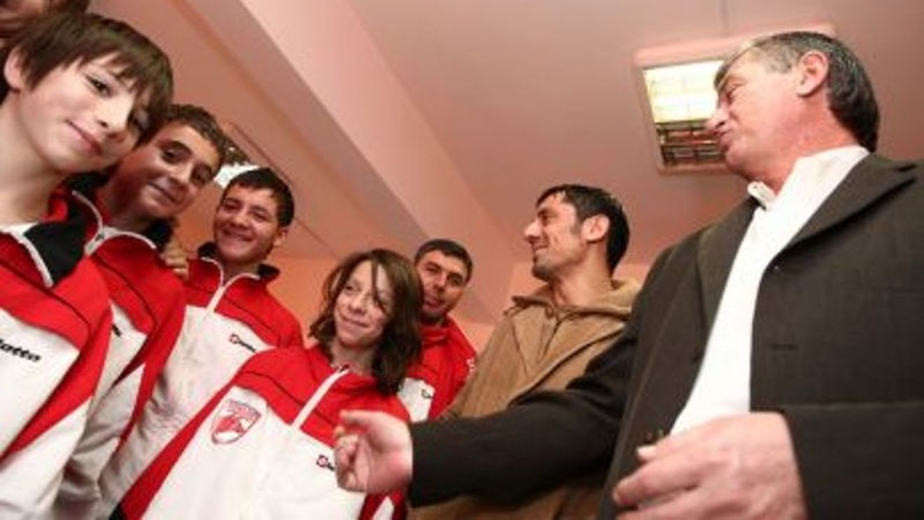 Dinamoviștii au împărțit cadouri la un azil de bătrâni