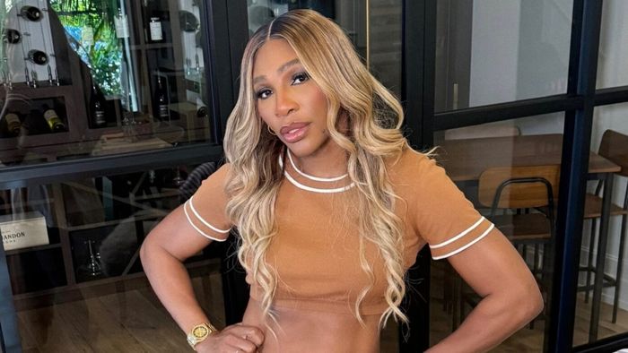 Serena Williams, în fustă scurtă şi tocuri înalte, pe terenul de tenis. Ce apariție pentru rivala Simonei Halep