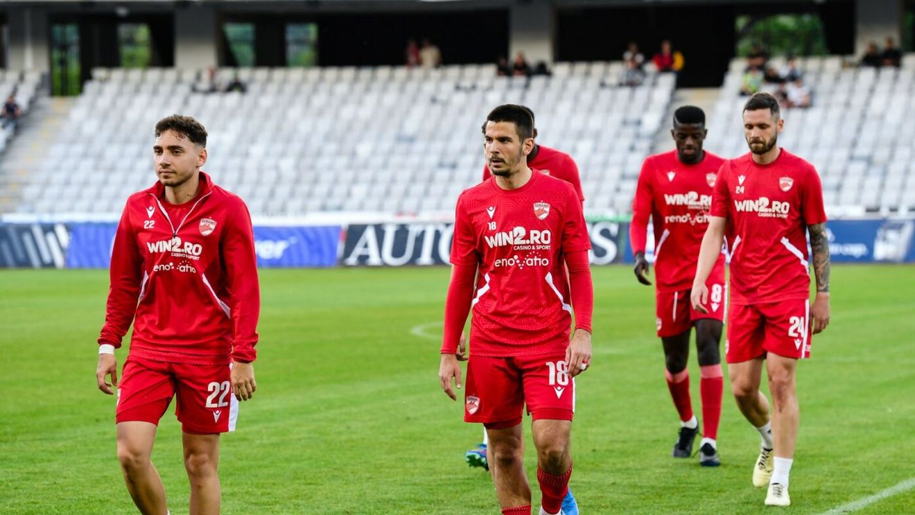 Ce nu s-a văzut la TV: ultrașii „câinilor” s-au dus peste fotbaliști și le-au făcut scandal, după U Cluj - Dinamo 3-3! „Bă, cine rămâne dacă retrogradăm?”