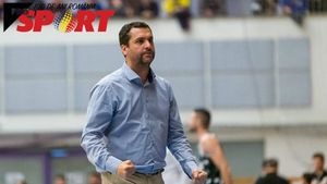 Povestea lui Super-Dan. A crescut într-un oraș în care 400 de suflete se înghesuiau într-o sală de 100 de locuri. "L-am avut pe tata antrenor și mă cam trimitea acasă de la antrenamente, că nu sunt suficient de valoros" Dan Fleșeriu a dus o grupă de fete de 8 ani până pe 7 în LNBF, acum e creierul liderului CSU Sibiu | #România100