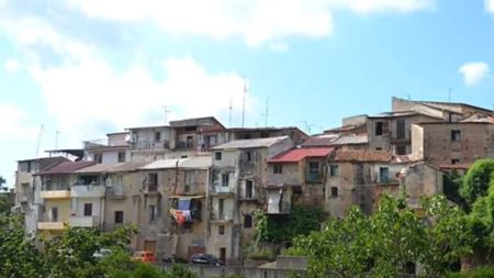 Localitatea din Italia în care casele sunt vândute cu doar un euro! Condițiile impuse de autorități pentru cei care vor să le cumpere | VIDEO