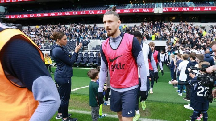 A venit vestea despre Radu Drăgușin și situația lui la Tottenham. Impresarul Florin Manea știe când va juca românul