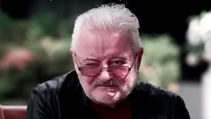 Ce s-a ales de Irinel Columbeanu de Crăciun, după ce a ajuns pe străzi! Cum arată camera de la azilul în care stă acum milionarul pe care Gigi Becali și Mitică Dragomir au refuzat să-l ajute