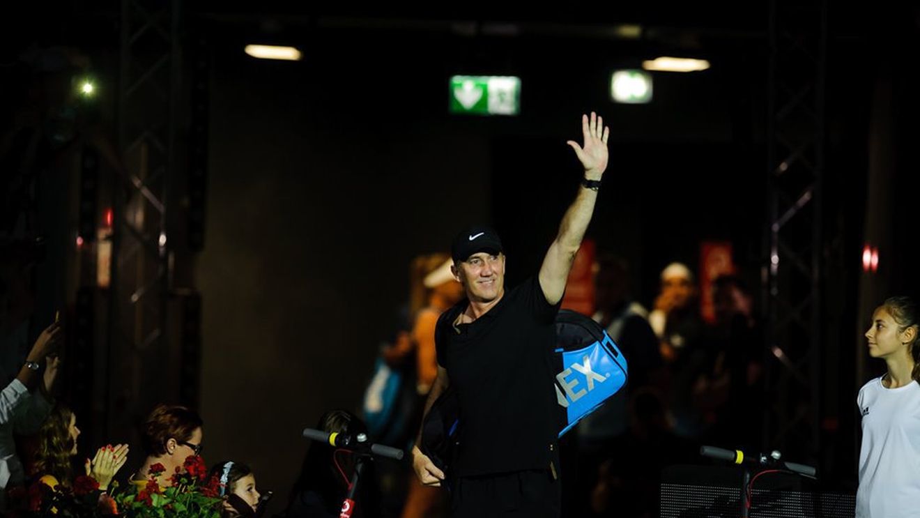 INTERVIU EVENIMENT | Darren Cahill: "Simona are un foc în stomac care e 100% ca al tatălui ei. Românii au un blocaj când e vorba să lucreze cu antrenori străini". Detalii tari povestite de australian plus o dezvăluire: "Mi-aș fi dorit să fiu solist. Eram fan INXS și AC/DC. Toți ne credem cântăreți sub duș"