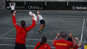 Comentatoarea aproape că a izbucnit și ea în plâns! Imaginile fericirii totale cu naționala României în lacrimi, în timp ce face hora, la finalul victoriei istorice cu Ucraina: „O performanță incredibilă!”. VIDEO