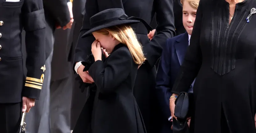 Prințesa Charlotte și Prințul George, în lacrimi la funeraliile Reginei. Tânăra membră a familiei regale a avut o legătură specială cu monarhul britanic
