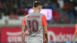 Gigi Becali va avea un șoc când îl va vedea pe „George” Tavi Popescu în avionul de Salonic. Noul look al vedetei FCSB este surprinzător și cu siguranță va stârni reacția patronului său