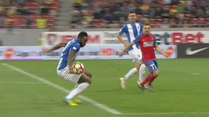 FOTO | Steaua a câștigat cu o gravă eroare de arbitraj. Hențul făcut de Acka nu a fost în careu
