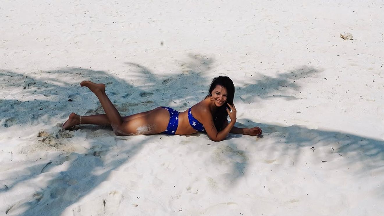 Corina Caragea, răvăşitoare în costum de baie în Bora Bora