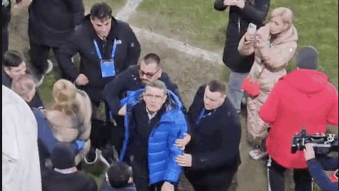 Eugen Neagoe, criză de nervi după ce fanii lui Dinamo l-au atacat: „De ce mă înjurați?”