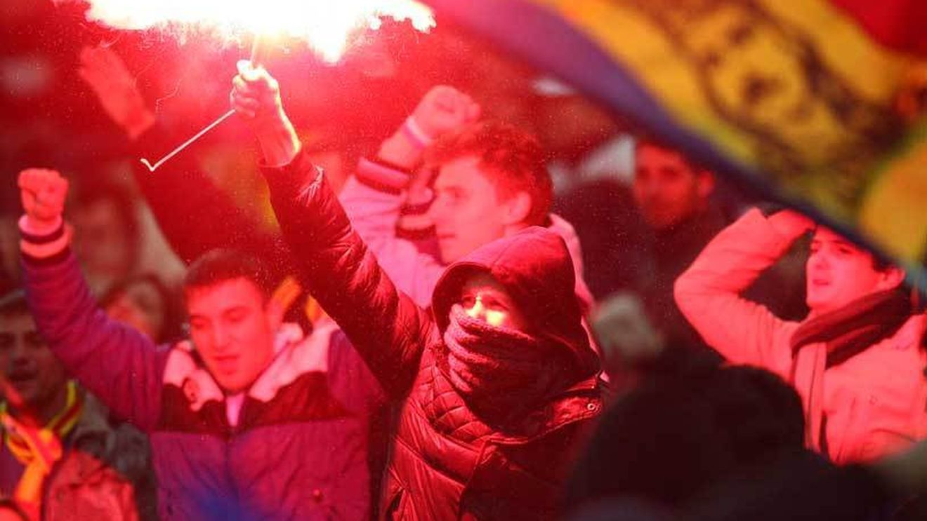 Federația nord-irlandeză: "Petarda care a rănit un fotograf a fost aruncată de români"