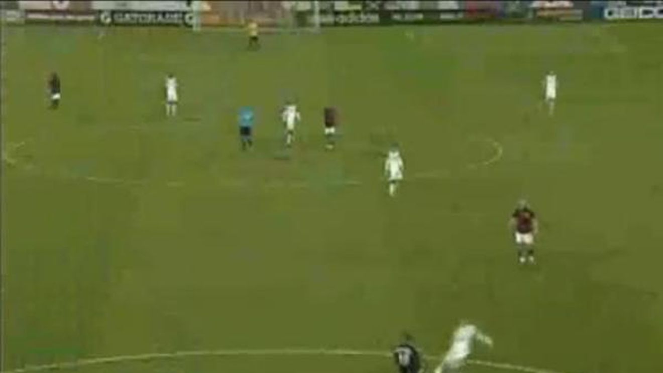 VIDEO Circul s-a mutat pe terenul de fotbal! Ce a ieșit dintr-o degajare ratată!