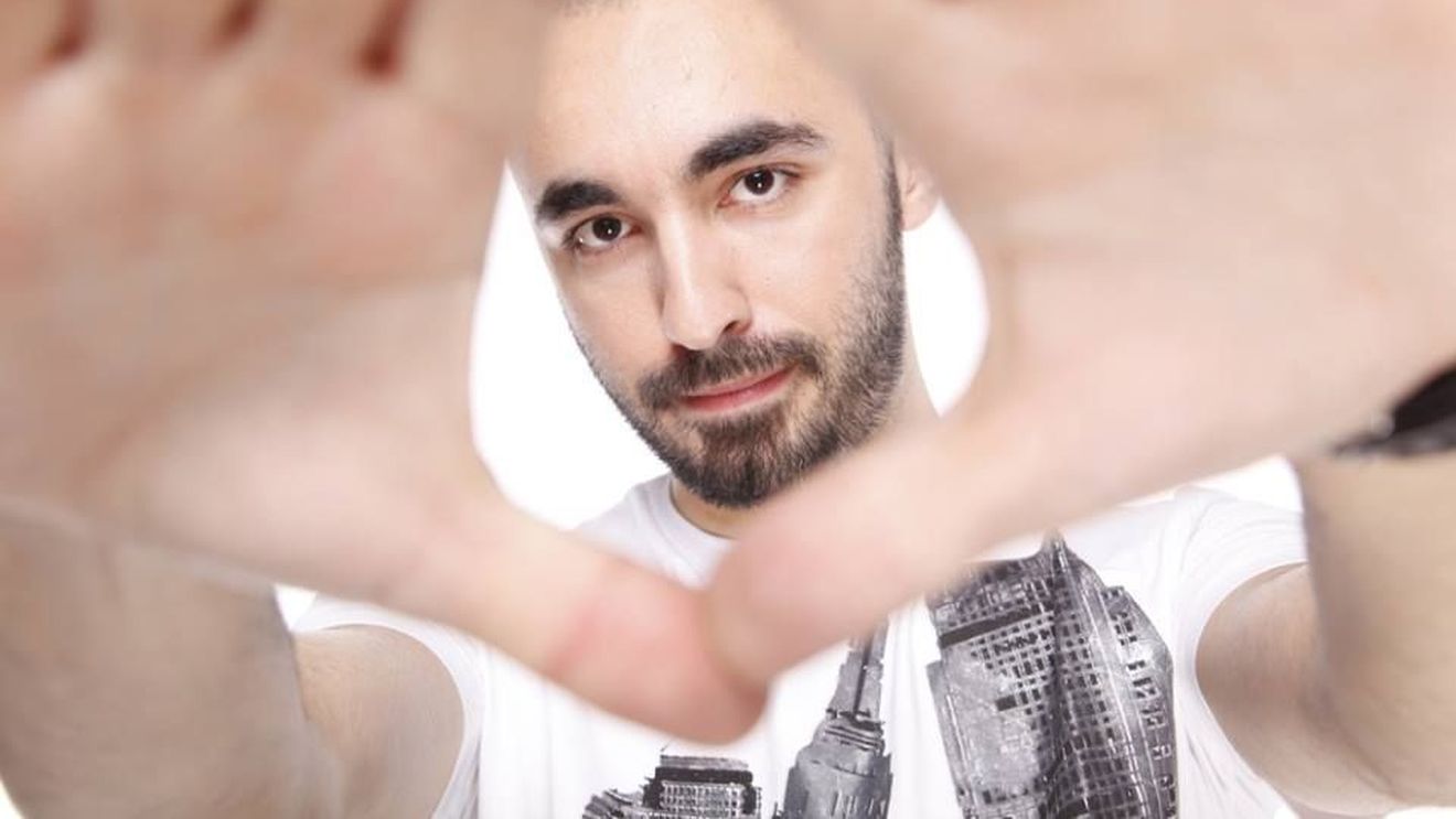 INTERVIU | Cabron, artistul cu vocea lăsată pe un scaun de pe "Ilie Oană". "Pot avea și concert, tot strig pentru Petrolul până răgușesc"