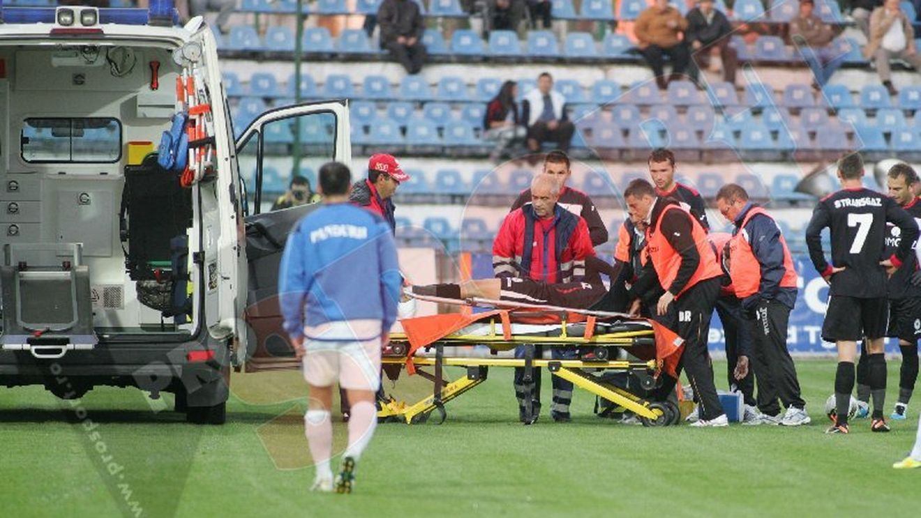 Tragi-comic!** Ambulanța care l-a transportat pe Pârvulescu la spital, "personaj" principal în cel mai penibil moment al etapei