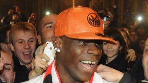 Balotelli a creat haos! Fanii lui Milan s-au bătut cu Poliția din cauza atacantului italian!