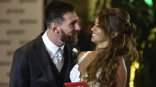 Lionel Messi, cum nu l-ai mai văzut: sărut pasional cu Antonella Roccuzzo! Paulo Dybala și Ricky Martin apar în clipul momentului | VIDEO