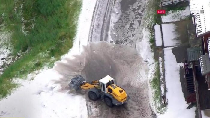 Ice Age în Turul Franței 2019! Egan Bernal a devenit noul lider, într-o zi memorabilă, în care etapa a fost oprită brusc, după 89 de kilometri. Imaginile apocaliptice