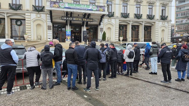 Fanii români au luat cu asalt hotelul la care este cazat Ronaldinho! Imagini inedite de la Iași