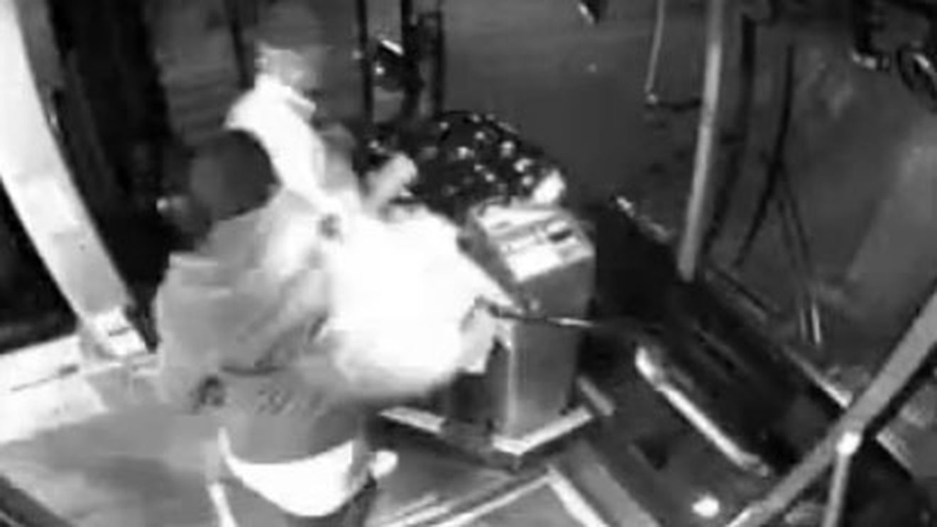 VIDEO L-au făcut KO pe șoferul unui autobuz. Scene incredibile surprinse de camerele de supraveghere