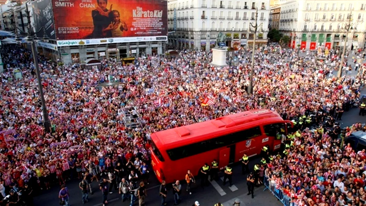 FOTO Atletico, așteptată de mii de fani la Madrid!** Șefii au uitat imediat de trofeu: 