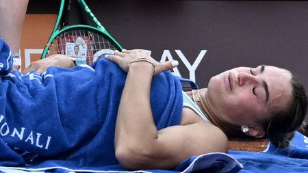 Aryna Sabalenka, prăbușită de durere în meciul cu Sorana Cîrstea. Momentul când liderul WTA a cerut intervenția medicului la Roma