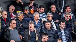 Noul Rapid, club privat pe milioane din bani publici. Stadionul Sportul, unde joacă echipa lui Pancu, a fost renovat de ADP Sectorul 1 deși e în Sectorul 6. Primăria Sectorului 1 ia baza Coresi, unde se antrenează "vișiniii", și le va pune la dispoziție Pro Rapid