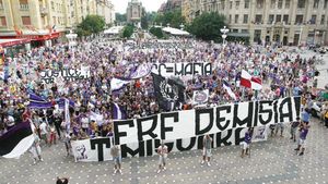 Suporterii nu-i mai vor!** Mesajul fanilor către Sandu: "Ne întâlnim, dar tot vrem să pleci!"