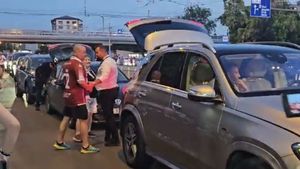 Dan Șucu a deschis portbagajul, iar jandarmii au intervenit imediat! Ce s-a întâmplat înainte de Rapid - Dinamo: „Ați ascuns acolo bombele?”. VIDEO