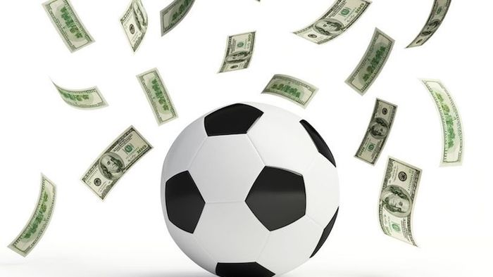 EXCLUSIV | Un patron din Liga 1 a răspuns la întrebarea "Cine bagă bani în fotbal?": "Trebuie să scoatem asta din vocabular" + Cum e relația sa cu antrenorii: "Nu stăm la șprițuri, nu bem săptămâni întregi"