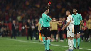 Nu e glumă! Arbitrul le-a dat 4 cartonaşe roşii vedetelor lui Real Madrid, după terminarea finalei cu Barcelona: Vinicius, Bellingham, Rudiger şi Vazquez riscă suspendări record pentru că l-au atacat pe central!