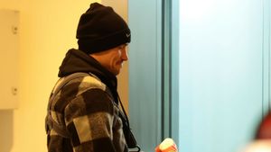 Darius Olaru, cu un „harnașament” special pentru umăr, a mers la vestiare pentru a face schimb de tricouri cu un star de la Manchester United. Cu ce „suvenir” prețios s-a ales marele absent de la FCSB