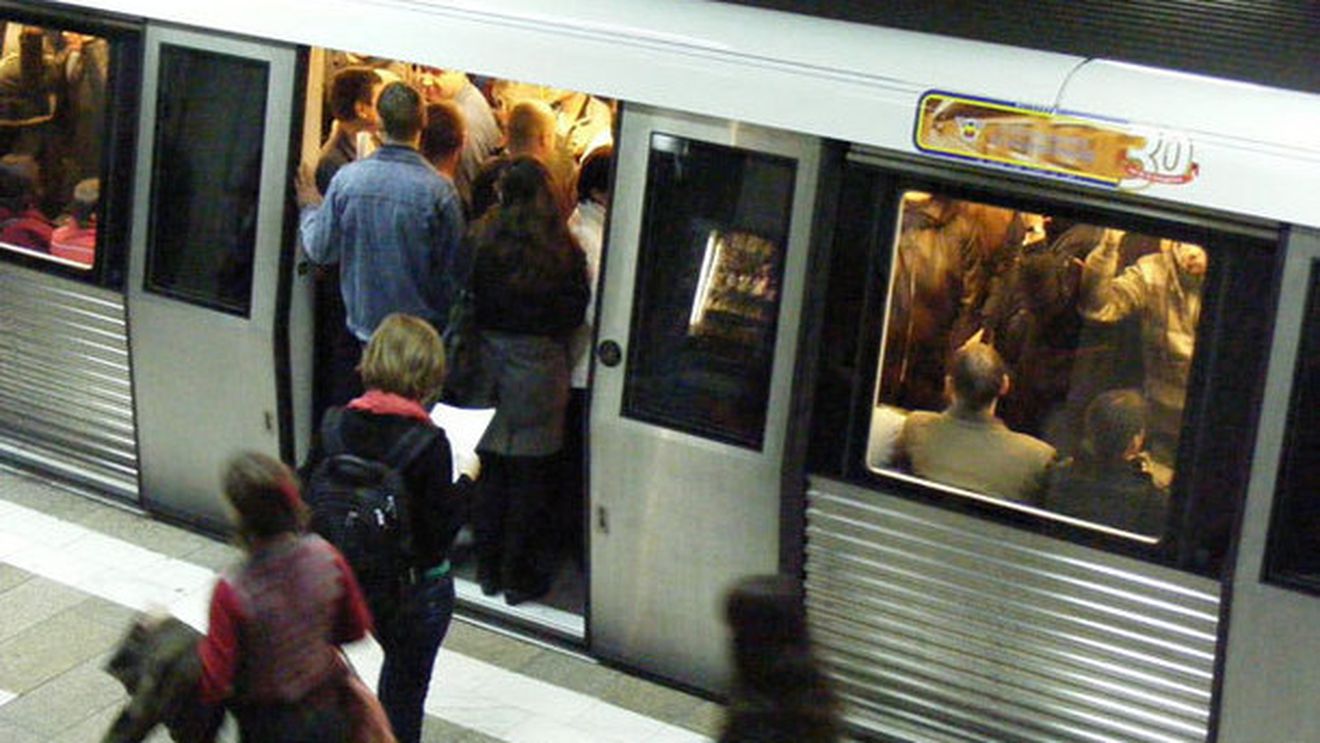 Veste bună pentru fanii roș-albaștrilor!** RATB și Metrorex au prelungit programul de funcționare până la ora 1.00 pentru meciul Steaua-VfB
