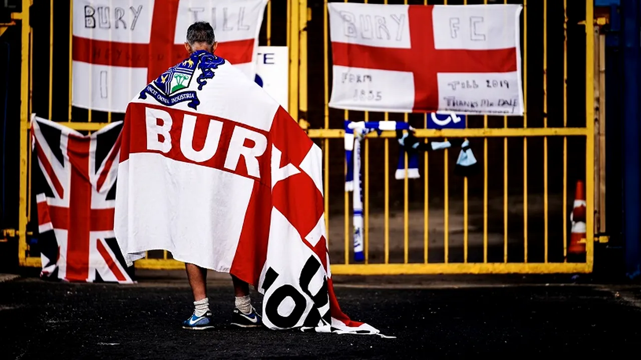 Bury FC, un club din Anglia cu 125 de ani de tradiție, a fost dezafiliat din cauza problemelor financiare. Sute de fani au venit să curețe stadionul în speranța că echipa va continua să joace, însă au plecat în lacrimi