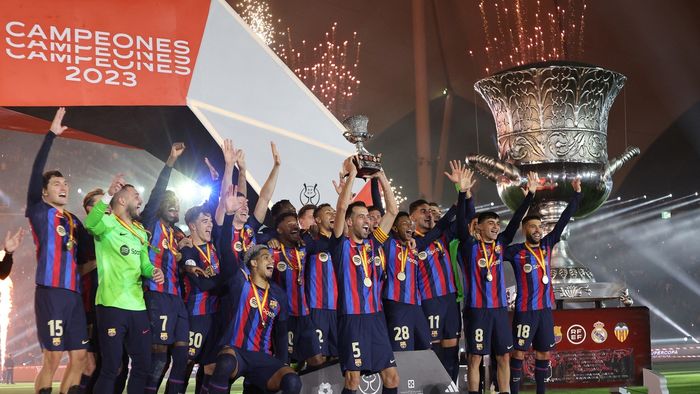 Barcelona a devenit pentru a paisprezecea oară supercampioana Spaniei! Cum au sărbătorit catalanii câștigarea primului trofeu sub comanda lui Xavi | VIDEO